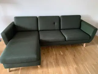 Grøn sofa med chaiselong