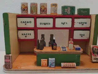 Gammel købmandsbutik med 6 skuffer og 20 dele.