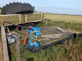 Dæk og fælge til en 1104 traktor med vægtklogs 