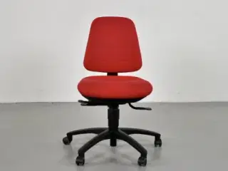 Dauphin kontorstol med rødt polster og sort stel.