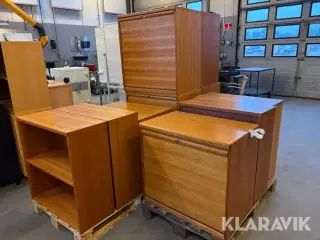 Jalousiskabe og reoler
