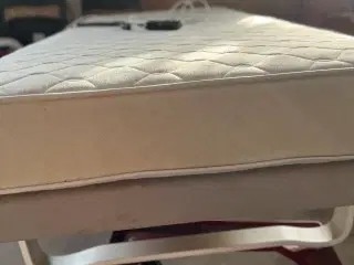 Elevationsseng i lys ramme