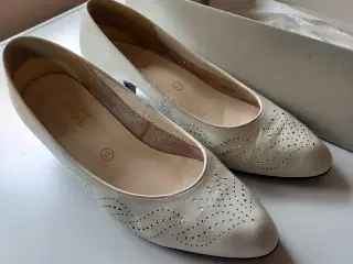 Hvide sko med lille hæl  - str. 39