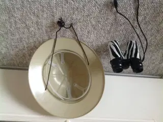 Tropehjelm og safarikikkert