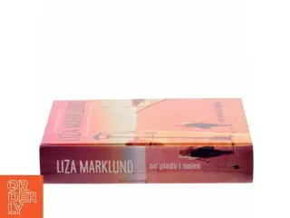 En plads i solen : krimi af Liza Marklund (Bog)