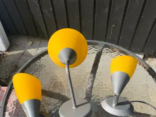 Lamper i børstet stål og gult glas