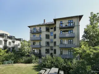 Tørt og lyst kælderrum til leje på Frederiksberg – ideelt til håndværker eller kreativt hjørne