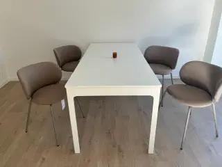 Spisebord til 4 med 4 stole og ekstra plader