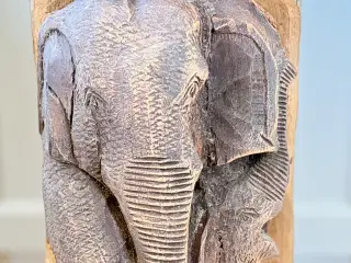 Håndskåret træskulptur med elefanter – 45 cm høj