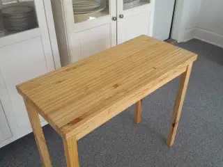 Bord i genbrugstræ