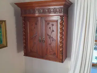 Flot væghængt skab med udskæringer