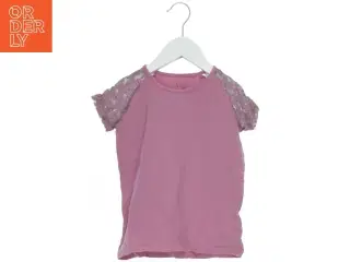Lyserød T-shirt med blondeærmer fra VRS (str. 122)