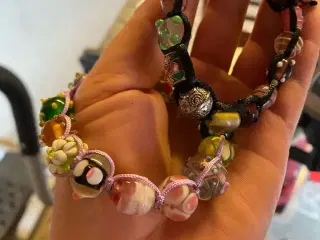 Nye knyttede armbånd