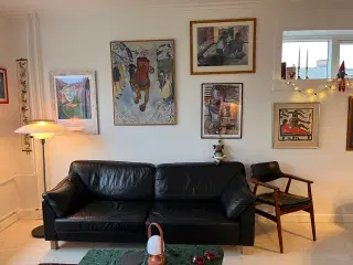Stilfuld sort lædersofa - kun lidt brugt