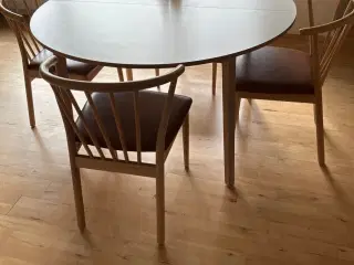 Spisebord med tillægsplader+ 6 stole 