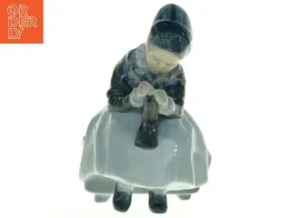 Porcelænsfigur af strikkende Amager Pige fra Royal Copenhagen (str. 14 x 10 cm)