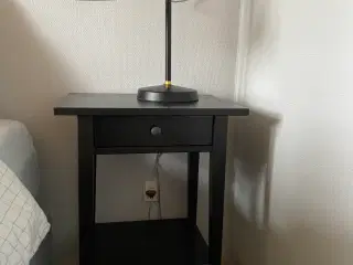 Sengeborde i sort bejdset træ og lamper.