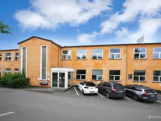 Flot og lyst lagerlejemål med en god beliggenhed centralt i Søborg.