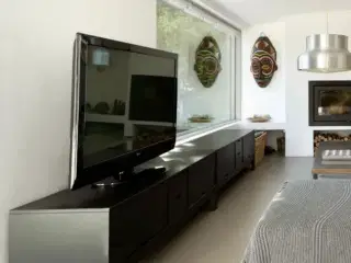 2 gratis fine sorte træskænke/opbevaringsreoler.