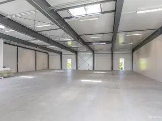 471 kvm. tørt. opvarmet og højloftet lager kombineret med 60 kvm. indbydende kontor