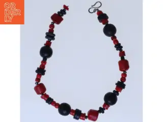 Halskæde med røde og sorte perler (str. 44 cm)