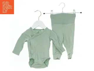 Grønt babysæt med bodystocking og bukser fra H&M (str. 62)