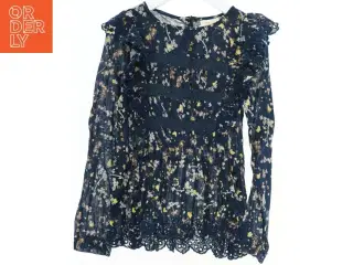 Bluse med blomsterprint og flæsedetaljer fra Pomp de Lux (str. 128)