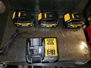 DEWALT 4 AMPERE BATTERI OG LADER