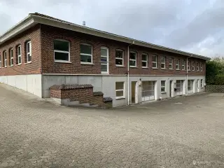 Lager/showroom tæt på motorvej og offentlig transport