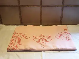 Broderet lyserød dug