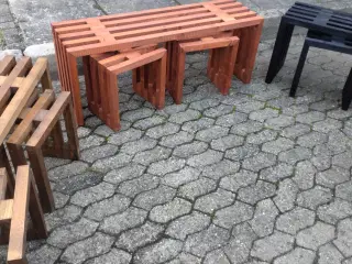 Taburetter og bænke på mål.