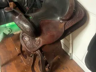 Circle y western sadel