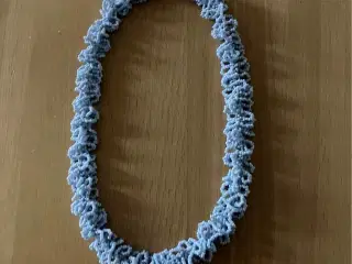 Meget fin halskæde lavet af små perler i lyseblå 