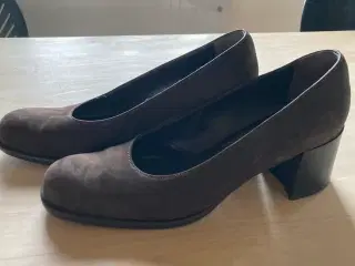 Italienske pumps i brun nubuck, størrelse 38