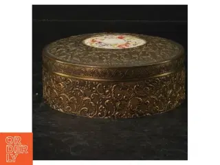 Dekorativ ciseleret metal skrin med broderet låg (str. Ø. 14 cm)
