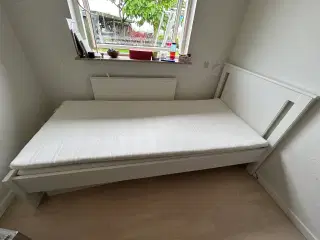 Ikea Songesand seng med madras og topmadras