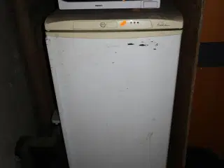 Køleskab samt mikrobølgeovn