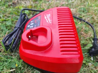Milwaukee 12 volt batterioplader sælges. 