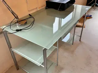 Skrivebord/computerbord i matteret glas og stål