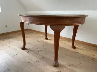 Oval spisebord i egetræ