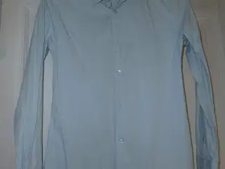 Lys blå skjorte til f.eks konfirmanden