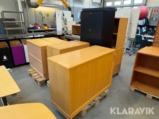 Samlet lot med kontormøbler