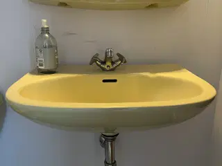 Retro håndvask, hylde og toilet 