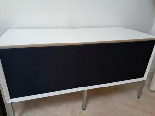 TV bord med plads til surround anlæg samt 42' TV