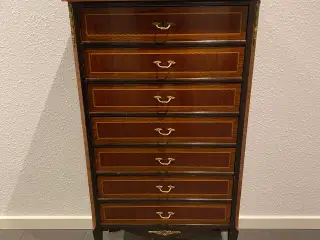 Kommode over 60 år gl, pæn og velholdt 