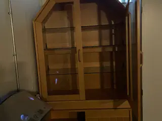 To delt vitrineskab med lys.