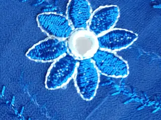 Broderet stof og tørklæde