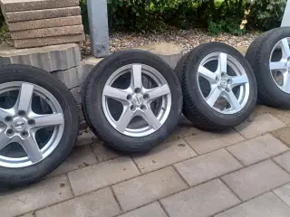 Toyota alufælge med sommerdæk.