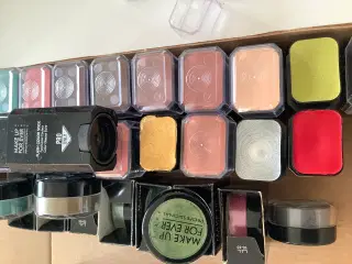 Stor makeupserie sælges til god pris.