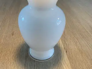 Hvid opalglas Amfora Holmegaard vase